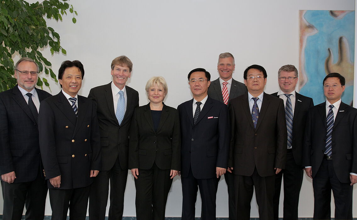 Foto (Universität Paderborn, Vanessa Dreibrodt): Kamen in Paderborn zu Gesprächen zusammen: (v. l. n. r.) Prof. Dr. Volker Peckhaus, Dekan Fakultät Kulturwissenschaften, Prof. Dong Qi, Botschaftsrat für Bildung, Botschaft China, Prof. Dr. Nikolaus Ris