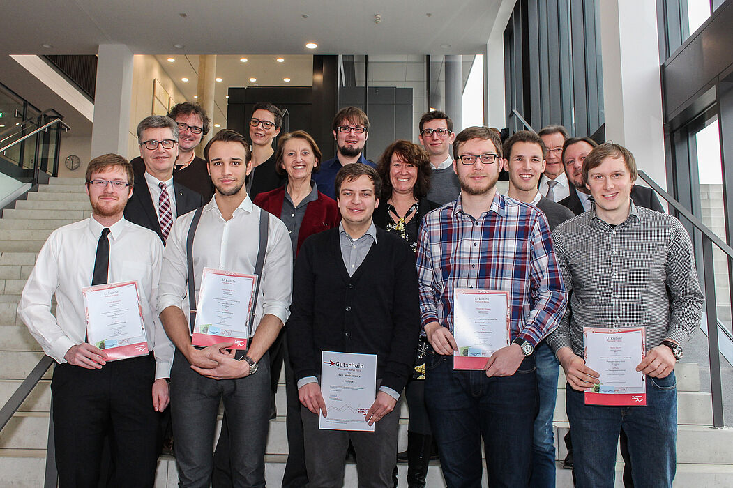 Foto (Universität Paderborn, Johannes Pauly): Praktische Erfahrung sammeln mit dem Planspiel Börse: Die Gewinner an der Universität Paderborn (erste Reihe v. l.) Marvin Ruhmann, Jan-Nicklas Krahn, Jonas Hesse, Alexander Blüggel, Simon Torsten Morfeld 