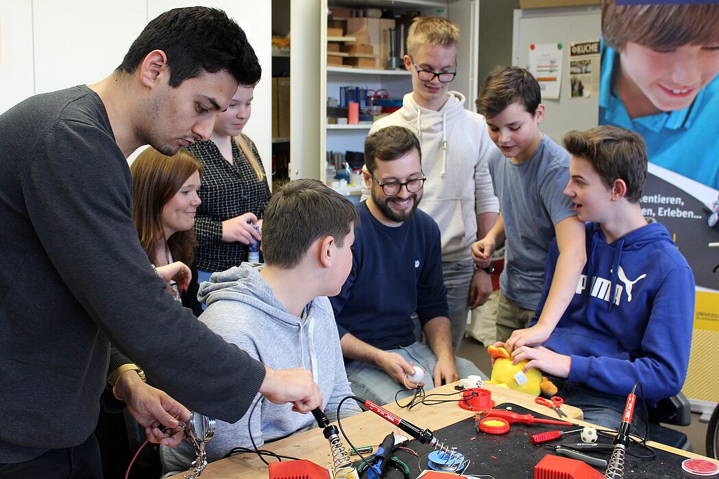 Foto (Universität Paderborn, Ricarda Michels): In Teamarbeit: Die Schülerinnen und Schüler arbeiteten bei dem Workshop Hand in Hand.