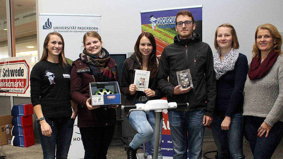 Foto (Universität Paderborn, Heiko Appelbaum): Bei der Preisverleihung zum Finale des Radaktionstages (v. l.): Cornelia Raetze (Hochschulsport), Anne Thiele, Julie Mainka, Nils Funke, Melissa Naase und Diana Riedel.