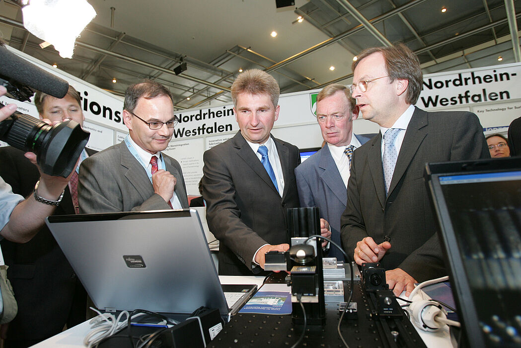 Foto: CeOPP-Stand auf dem EuroNanoForum 2007: (v.l.) CeOPP-Vorstand Prof. Dr. Artur Zrenner von der Universität Paderborn, NRW-Innovationsminister Prof. Dr. Andreas Pinkwart, EU-Generaldirektor Nicholas Hartley (Generaldirektion Forschung, Direktor der D