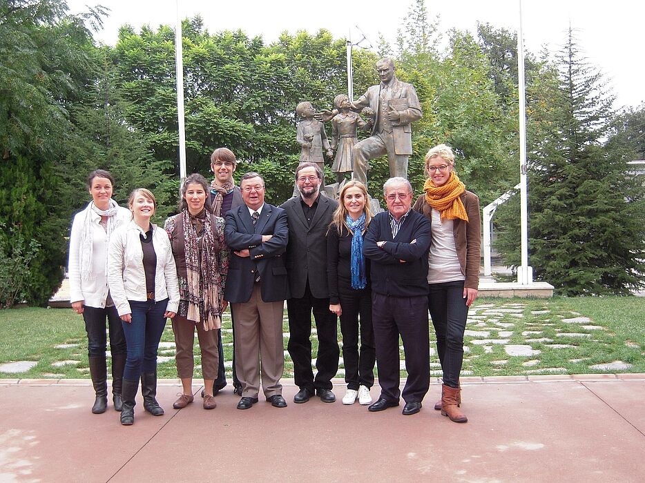 Foto: Deutsch-Türkisches Projekt zu Besuch an der Özel Tan Okullari in Bursa (v. li.): Martina Kofer, Vanessa Tuncer, Dr. des. Karin Yesilada, Tobias Zenker, Sükrü Akyollu, Prof. Dr. Michael Hofmann, Dr.Sennaz Aybar, Osman Dogdu, Inga Pohlmeier