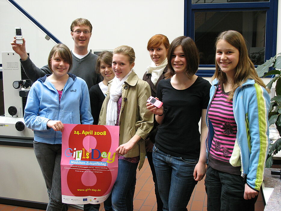 Foto (Christiane Bernert): Diplom-Informatiker Sven Kreft beschäftigte sich beim Girl`s day an der Uni Paderborn mit der so genannten „erweiterten Realität“. Bevor Handys in die Produktion gehen, werden sie am Bildschirm designt. Das fanden unter an