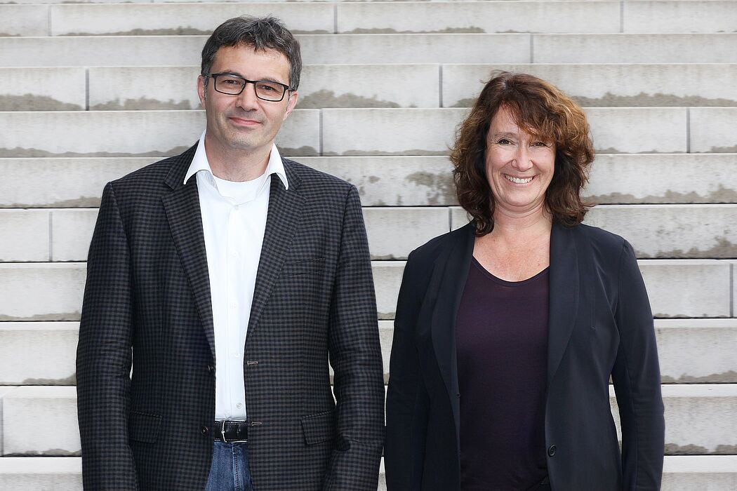 Foto (Universität Paderborn, Adelheid Rutenburges): Der ehemalige Dekan Prof. Dr. Martin Schneider und seine Nachfolgerin Dekanin Prof. Dr. Sureth-Sloane.