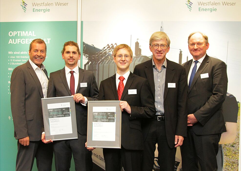 Foto: Freude beim und über den akademischen Nachwuchs: Westfalen Weser Energie vergibt Energy Award 2016 für Forschungen im Bereich Energieeffizienz/Erneuerbare Energie (v. l.): Klaus Meyer, Energie Impuls OWL und Juryvorsitzender, Daniel Weber, Sören 
