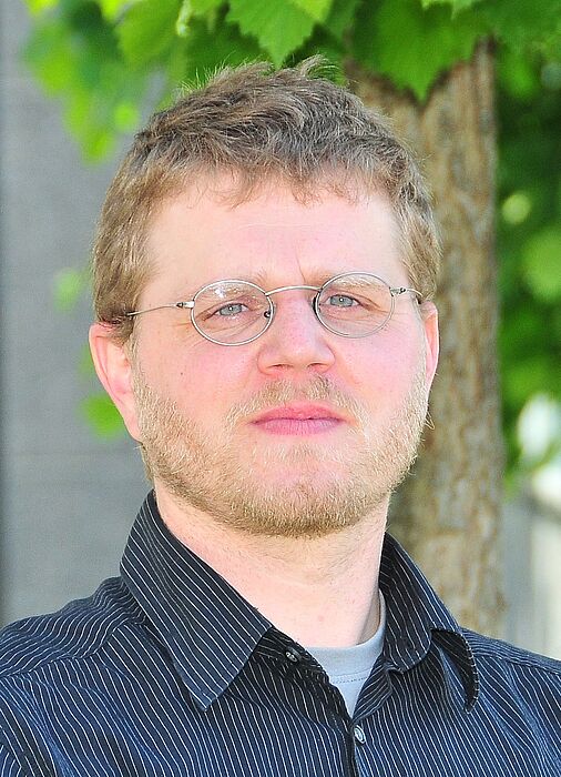 Prof. Dr. rer. nat. Jens Förstner (vorn) mit den Mitarbeitern seiner Fachgruppe