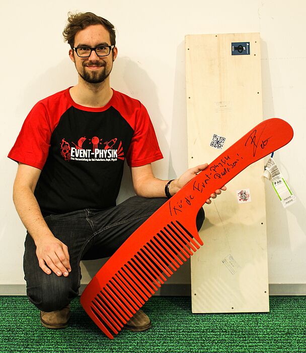 Foto (Universität Paderborn, Heike Probst): Event-Physiker Johannes Pauly mit dem handgefertigten „Anfängerkamm“.