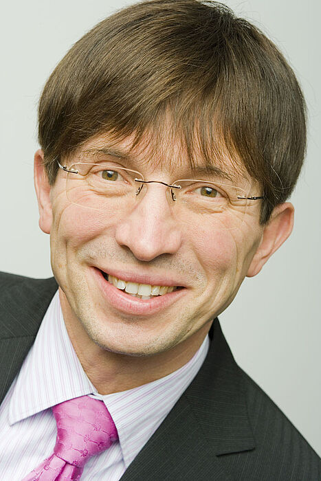 Foto: Prof. Dr. Gunther Olesch, Geschäftsführer der Phoenix Contact, hält Festvortrag.