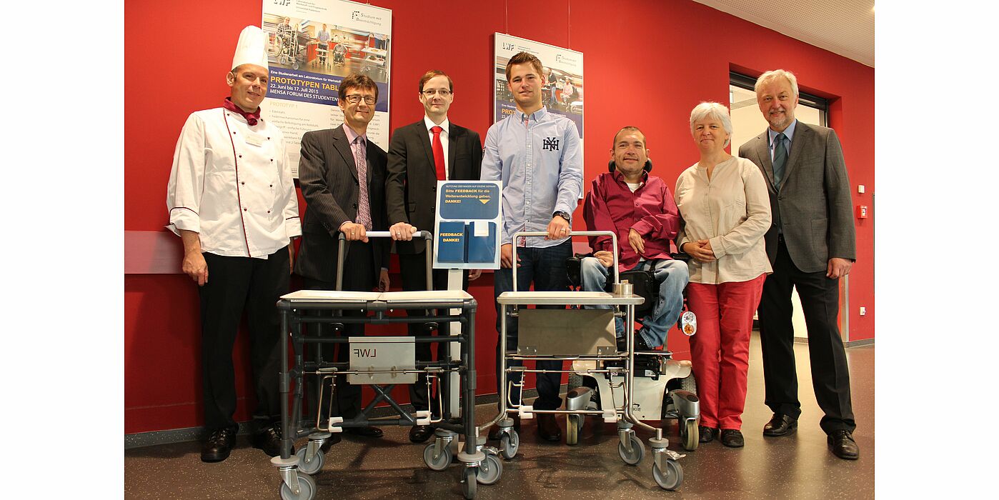 Foto (Universität Paderborn, Frauke Döll): Gemeinsame Initiative für barrierefreies Studieren und Arbeiten an der Uni Paderborn (v. l.): Mensa-Koch Attila Braun, Studierendenwerks-Geschäftsführer Carsten Walther, Dr. Dominik Teutenberg und Konstrukte