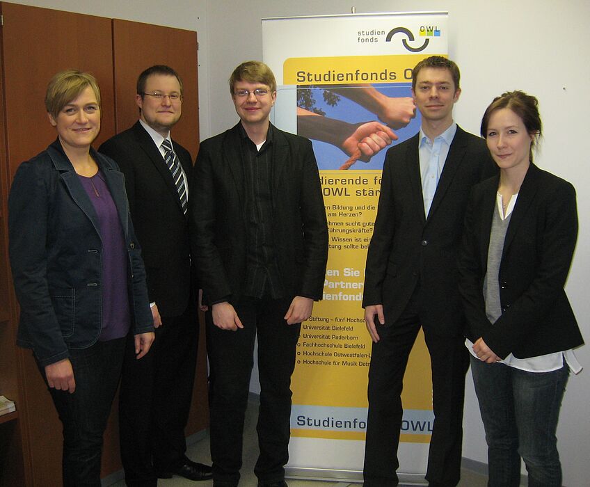 Foto (Universität Paderborn: Alexandra Dickhoff (Geschäftsführerin Alumni Paderborn) (v. l.), Benjamin Eikel (stellv. Vorsitzender Die Matiker e. V.), Stipendiat Frederic Heihoff, Andreas Cord-Landwehr (Vorstandsvorsitzender Die Matiker e. V.), Sophie 