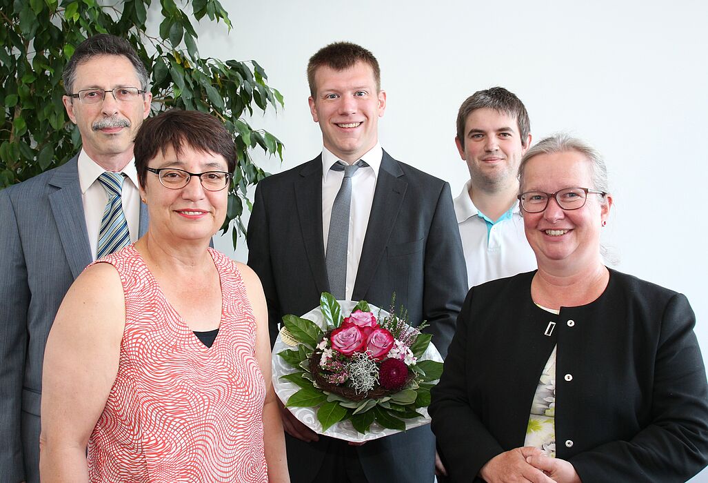 Foto (Universität Paderborn, Vanessa Dreibrodt): Dr.-Ing. Michael Leuer (m.) und Dr.-Ing. Wilhelm Peters (nicht im Bild) erhielten den Forschungspreis 2016. Es gratulierten: v.l.n.r. Prof. Dr.-Ing. Eugeny Kenig, Fakultät für Maschinenbau, Prof. Dr. Bir