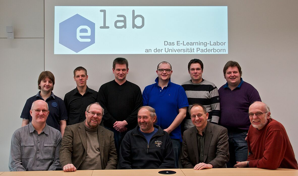 Foto (Universität Paderborn): Der Projektrat (sitzend v. l.): Andreas Brennecke, Reinhard Keil, Johannes Magenheim, Niclas Schaper, Detlef Schubert); Projektkoordinatoren (stehend v. l.): Marcel Jakoblew, Jonas Schulte, Christian Schild, Wolfgang Reinhar