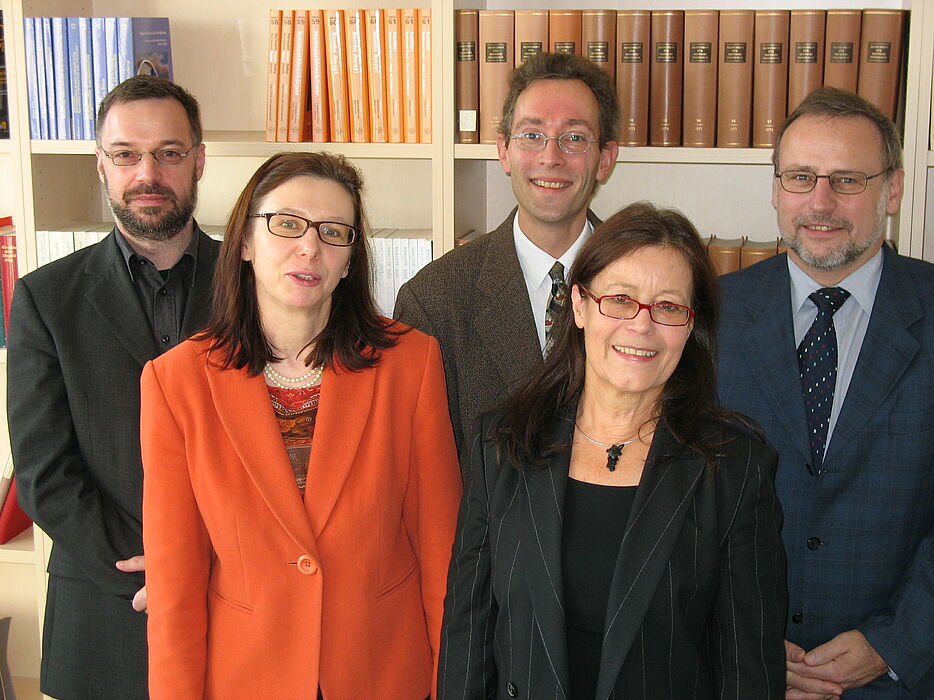 Foto (Christiane Bernert): Das neue Dekanat der Fakultät für Kulturwissenschaften der Universität Paderborn (v. li):  Prof. Dr. Norbert Otto Eke, Prof. Dr. Rita Burrichter, Dr. Thomas Reuther, Prof. Dorothea Reese-Heim und Prof. Dr. Volker Peckhaus.