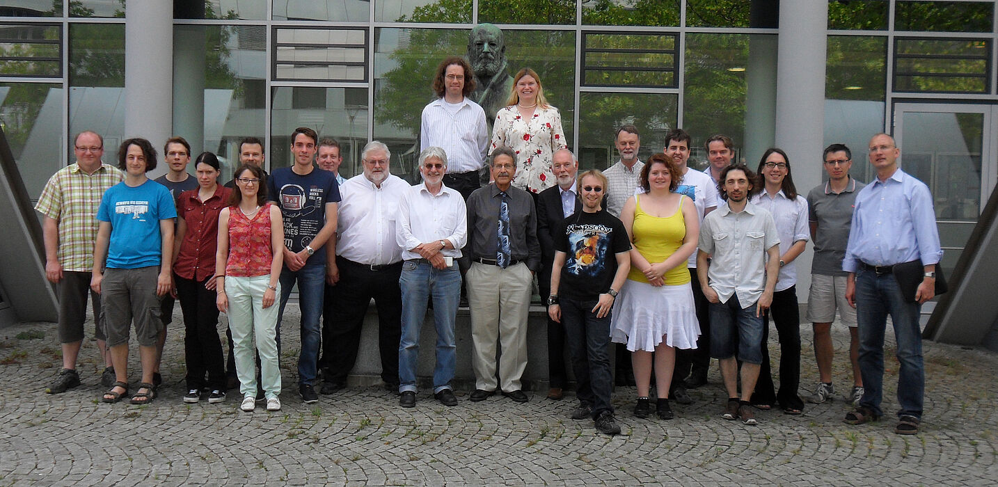 Foto (Universität Paderborn): Das Sprecherteam Prof. Dr. Gerald Henkel, Universität Paderborn (vordere Reihe, 10. v. l.), und Prof. Dr. Sonja Herres-Pawlis, LMU München (hintere Reihe, 1. v. r.), mit Teilnehmern des Workshops der Forschergruppe.