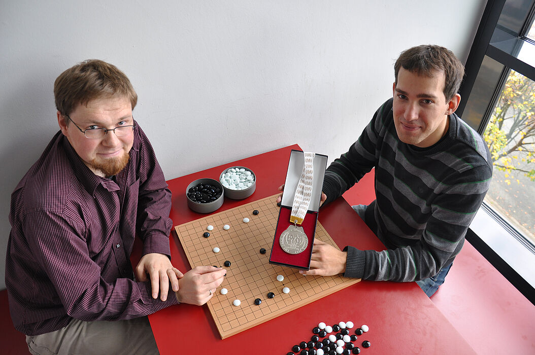 Foto (Universität Paderborn, Nadija Pejic): Lars Schäfers (li.) und Tobias Graf