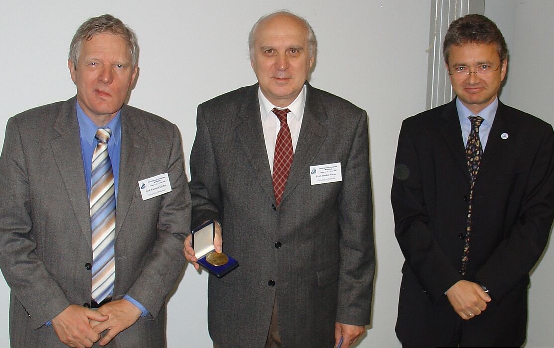 Foto (Martin Decking): Seltene Ehre: Erst zum zwölften Mal wurde die Paderborner Universitätsmedaille verliehen: (v. li.) Prof. Dr. Karsten Krohn, Prof. Dr. Sàndor Antus und Prof. Dr. Bernd Frick.