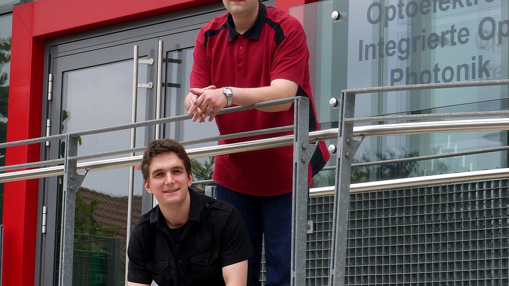 Foto (Universität Paderborn, Heike Probst): Erfolgreiche Nachwuchs-Physiker: (v. l. n. r.): Andreas Christ und Christian Wiebeler vor dem Laborgebäude der Paderborner Physik.