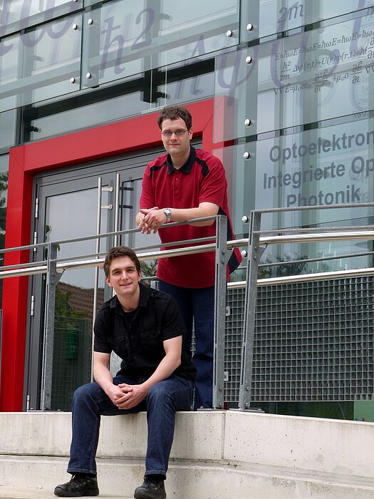 Foto (Universität Paderborn, Heike Probst): Erfolgreiche Nachwuchs-Physiker: (v. l. n. r.): Andreas Christ und Christian Wiebeler vor dem Laborgebäude der Paderborner Physik.