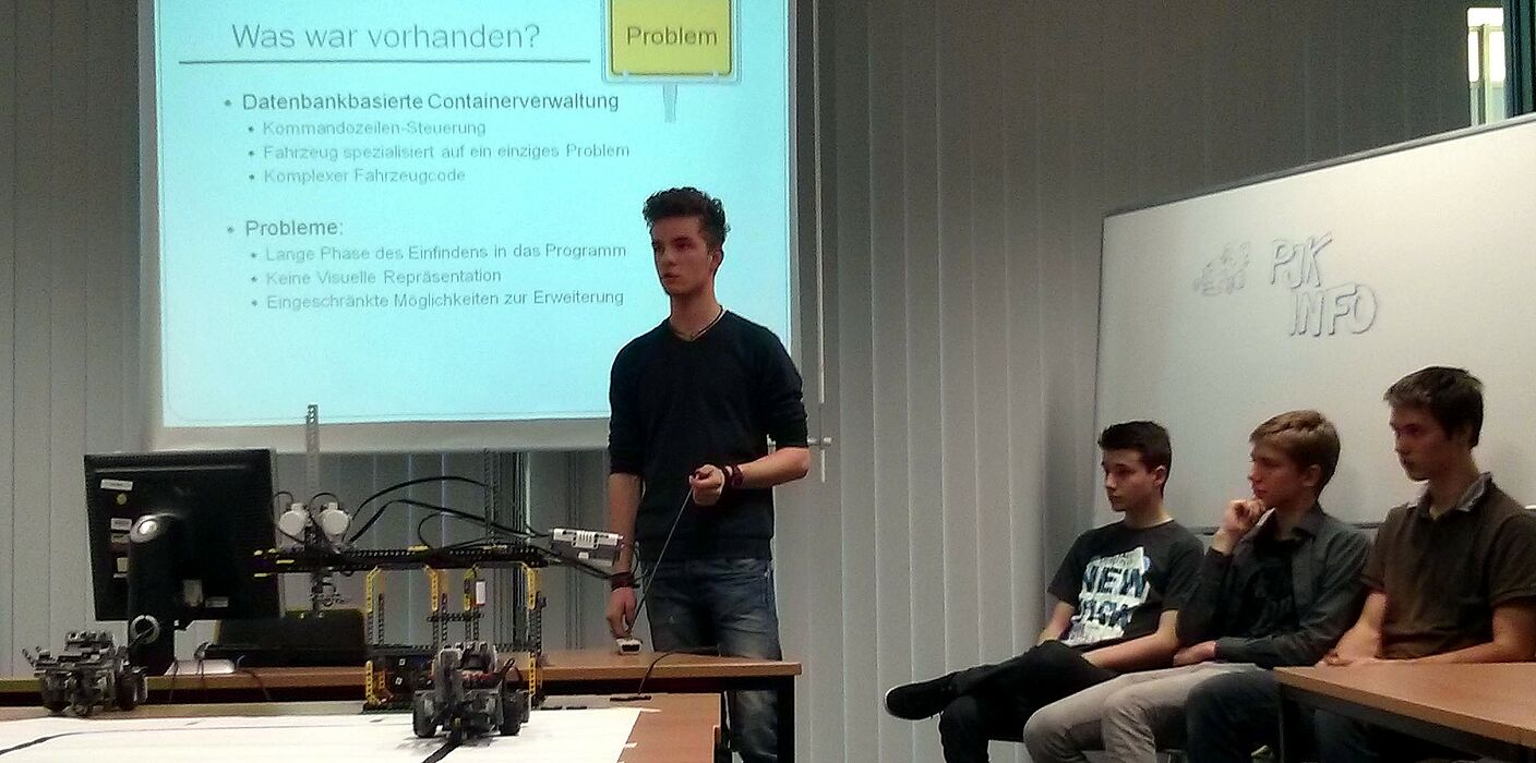 Foto (Michael Zengerling): Abschlusspräsentation zur Programmierung einer Hafenanlage
