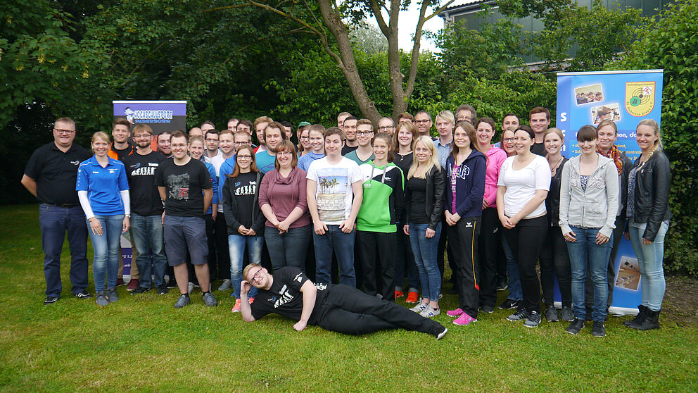 Foto (Universität Paderborn, Conny Raetze): Teilnehmer der Deutschen Hochschulmeisterschaft in Paderborn. Links SSV-Vorsitzender Markus Quickstern, 2. v. l. adh-Disziplinchefin für das Sportschießen Julia Hochmuth.