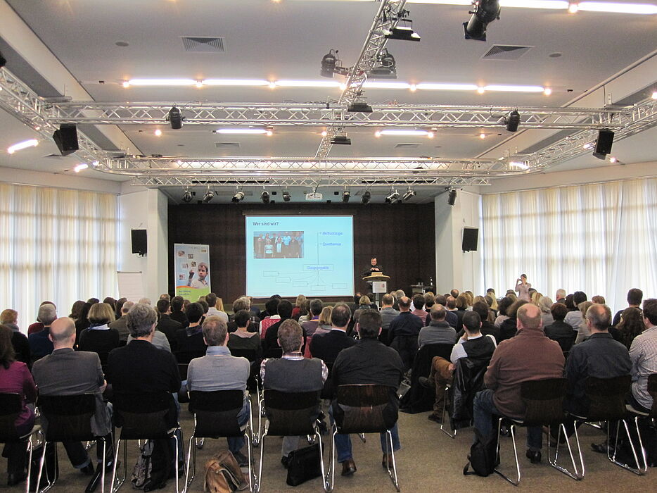 Foto (Universität Paderborn): Prof. Dr. Peter F. E. Sloane erörterte auf der Fachtagung „Individuelle Förderung in Berufskollegs“ in Aachen in seinem Eröffnungsvortrag mit den Teilnehmern auch die Frage, ob schulorganisatorische und unterrichtlich