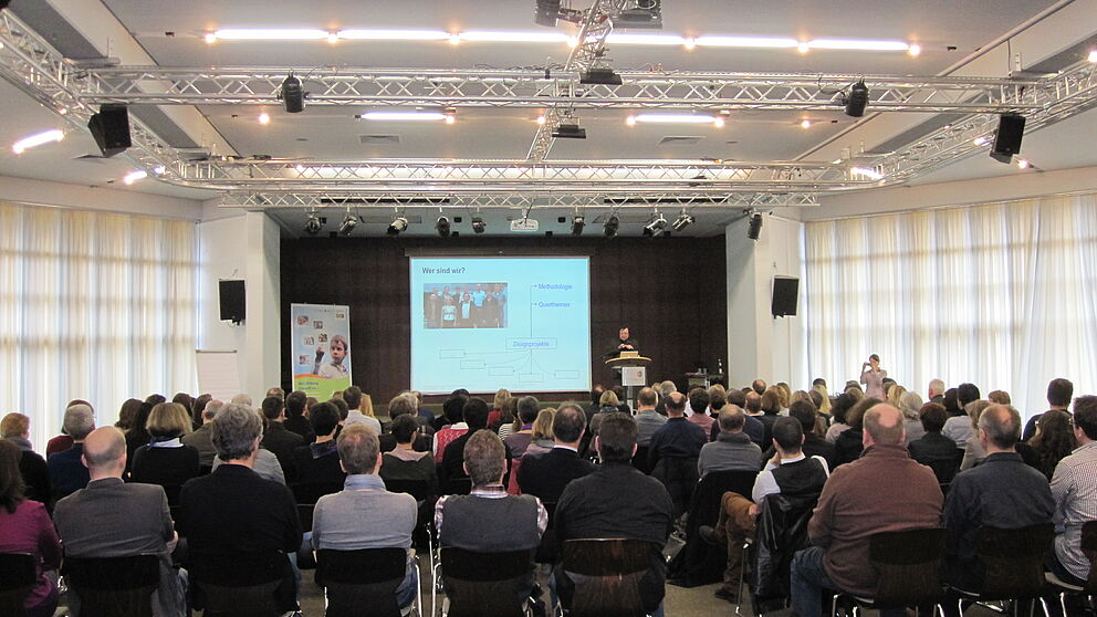Foto (Universität Paderborn): Prof. Dr. Peter F. E. Sloane erörterte auf der Fachtagung „Individuelle Förderung in Berufskollegs“ in Aachen in seinem Eröffnungsvortrag mit den Teilnehmern auch die Frage, ob schulorganisatorische und unterrichtlich
