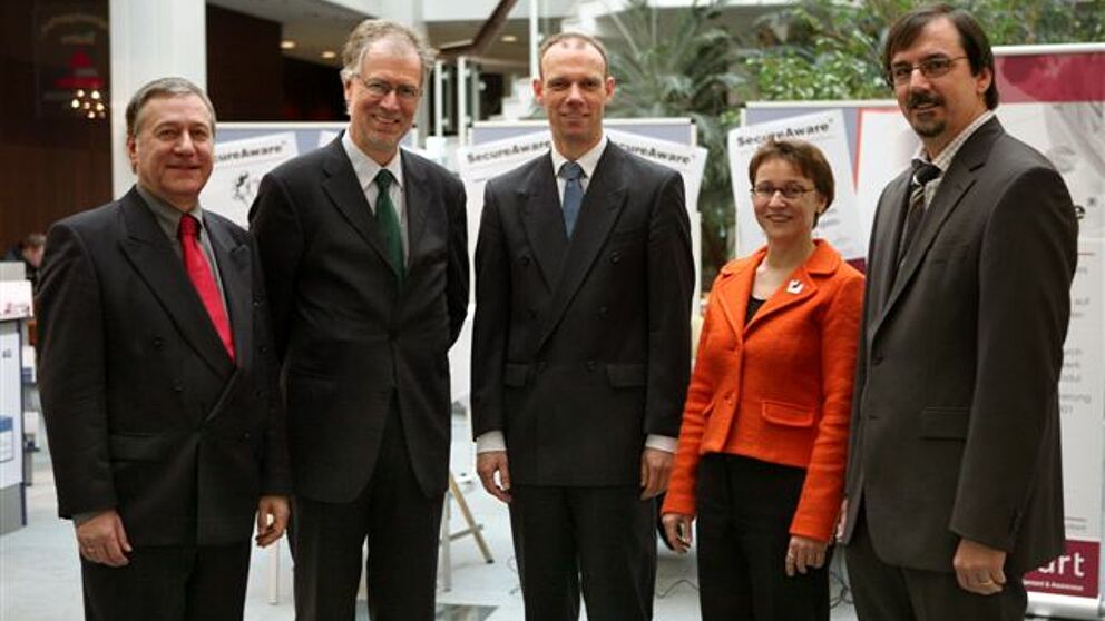 Foto (Adelheid Rutenburges): Veranstalter und Referenten des 2. Paderborner Tages der IT-Sicherheit (v. li): Dr. Michael Laska, Michael Hange, Prof. Dr. Johannes Blömer, Dr. Gudrun Oevel, Prof. Dr. Gregor Engels.