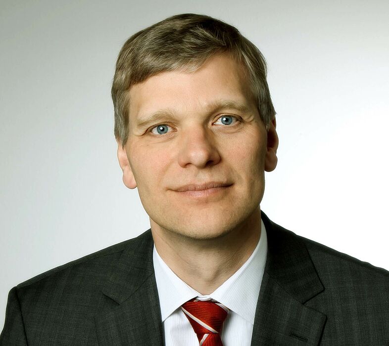 Foto (Universität Paderborn): Prof. Dr.-Ing. Volker Schöppner von der Universität Paderborn überzeugte mit seinem Projekt zu umweltfreundlichen Flammschutzmitteln.