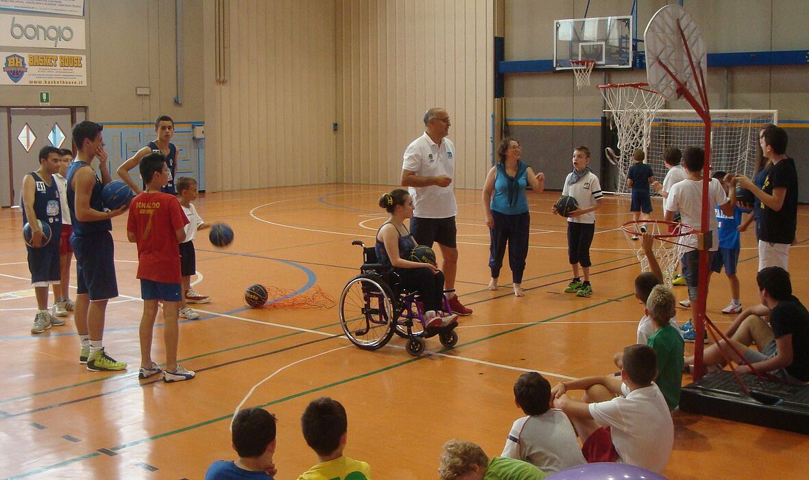 Foto (Cindy Adolph-Börs): Kinder mit und ohne Behinderung spielen die inklusive Sportart Baskin.