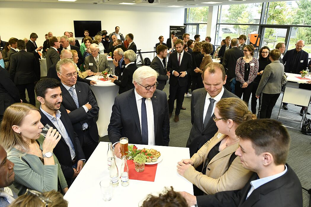 Foto (TH OWL, Dirk Schelpmeier): Bundespräsident Frank-Walter Steinmeier im Gespräch mit Stipendiatinnen und Stipendiaten und Stiftungsvorsitzendem Prof. Dr. Jürgen Krahl