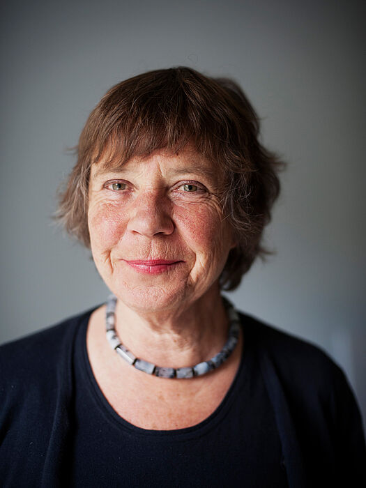 Foto: Dr. Barbara Happe hält einen Vortrag über „Die Entwicklung der Friedhofs- und Bestattungskultur in Deutschland“.