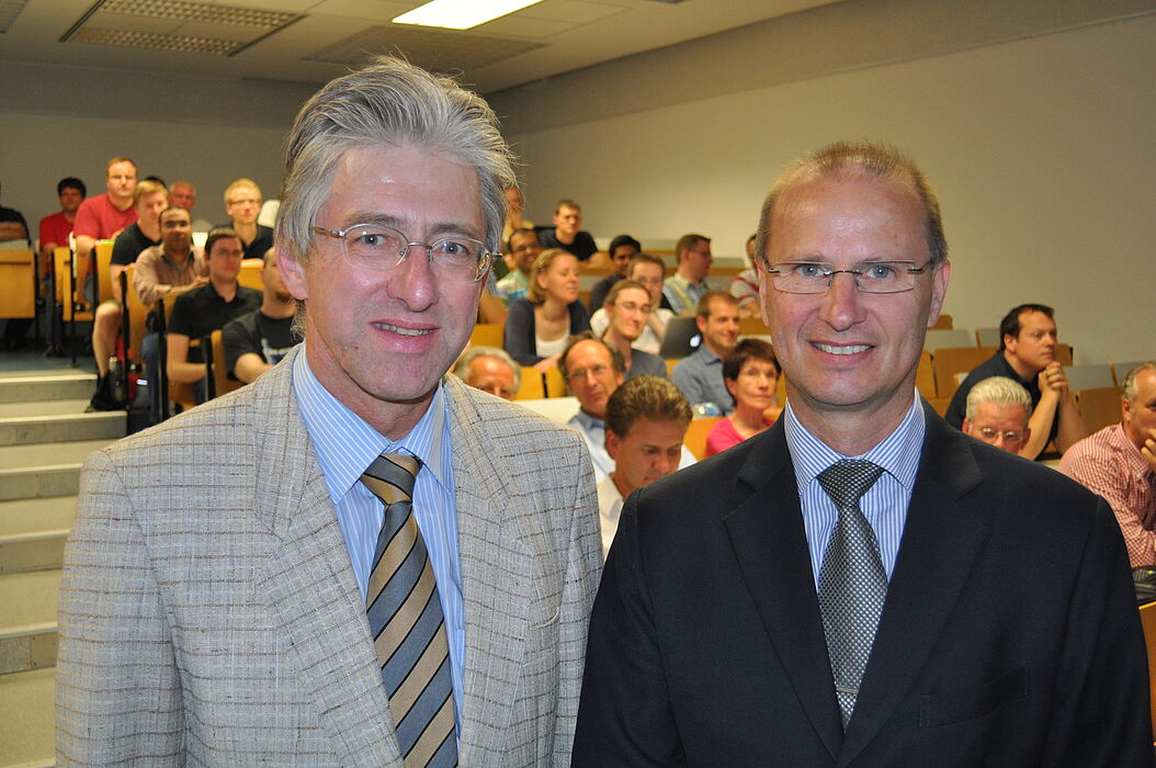 Text/Foto (Universität Paderborn, Mark Heinemann): Thema Elektromobilität: Prof. Dr.-Ing. Gernot Spiegelberg (r.) sprach beim Fakultätskolloquium der Fakultät für Elektrotechnik, Informatik und Mathematik um Dekan Prof. Dr.-Ing. Joachim Böcker über