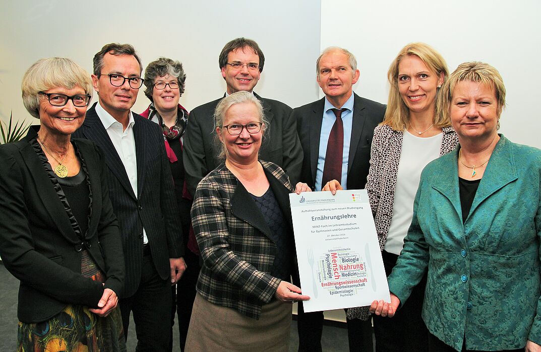 Foto (Universität Paderborn, Vanessa Dreibrodt): Freuten sich über den Start des neuen Studienganges: (v. l.) Margarete Radermacher, Ltd. Regierungsschuldirektorin, Prof. Dr. Bardo Herzig, Direktor des PLAZ, Dr. Annegret Hilligus, Geschäftsführerin PL