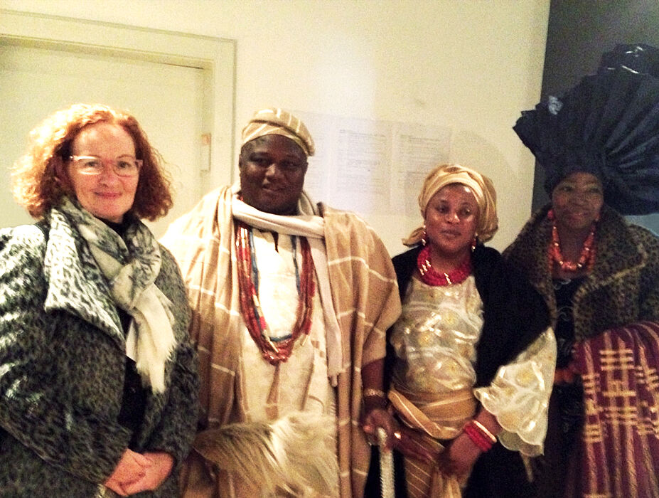 Foto: Prof. Dr. Jutta Ströter-Bender; His Royal Highness Oba Jimoh Oyetunji, the Ataoja of Oshogbo Kingdom, Osun State mit seiner Ehefrau; die nigerianische Künstlerin und Designerin Nike Davies Okundaye.