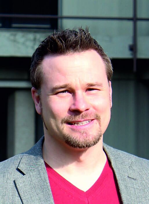 Foto (Universität Paderborn): Prof. Dr. Matthias Bauer von der Universität Paderborn erforscht neue Wege für den Umweltschutz durch Abgaskatalyse.