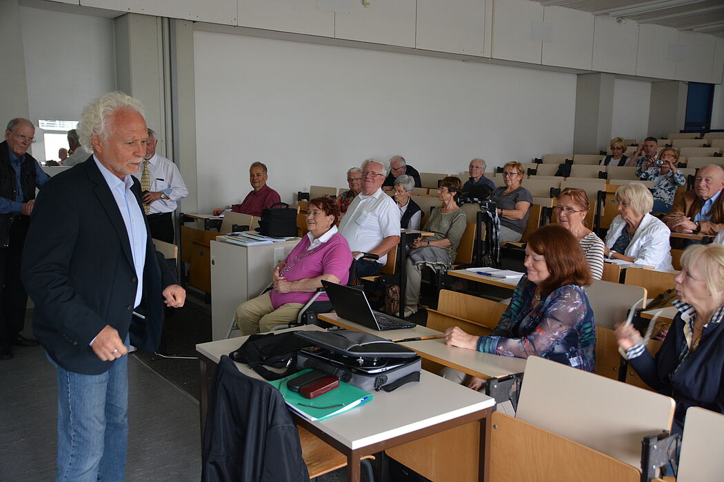 Foto (Studium für Ältere): Begrüßung durch Prof. Hans-Joachim Warnecke.