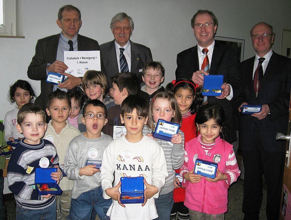 Foto (Anke Oepping): Prof. Dr. Helmut Heseker, Bürgermeister Heinz Paus, Landrat Manfred Müller, Schulleiter Walter Winkler und Schulanfängerkindern der Elisabethschule.