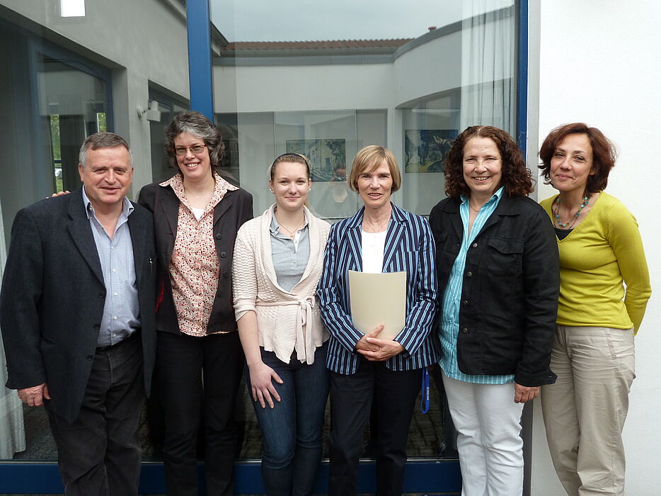 Foto (Universität Paderborn, Lara Gerhardts): Prof. Dr. Florian Söll (Institut für Erziehungswissenschaft), Dr. Annegret Hilligus (PLAZ), Linda Preuß (ehemalige Broskolan-Praktikantin), Tuula Tähkäaho (Direktorin, Broskolan), Beth Adams-Ray und Bär