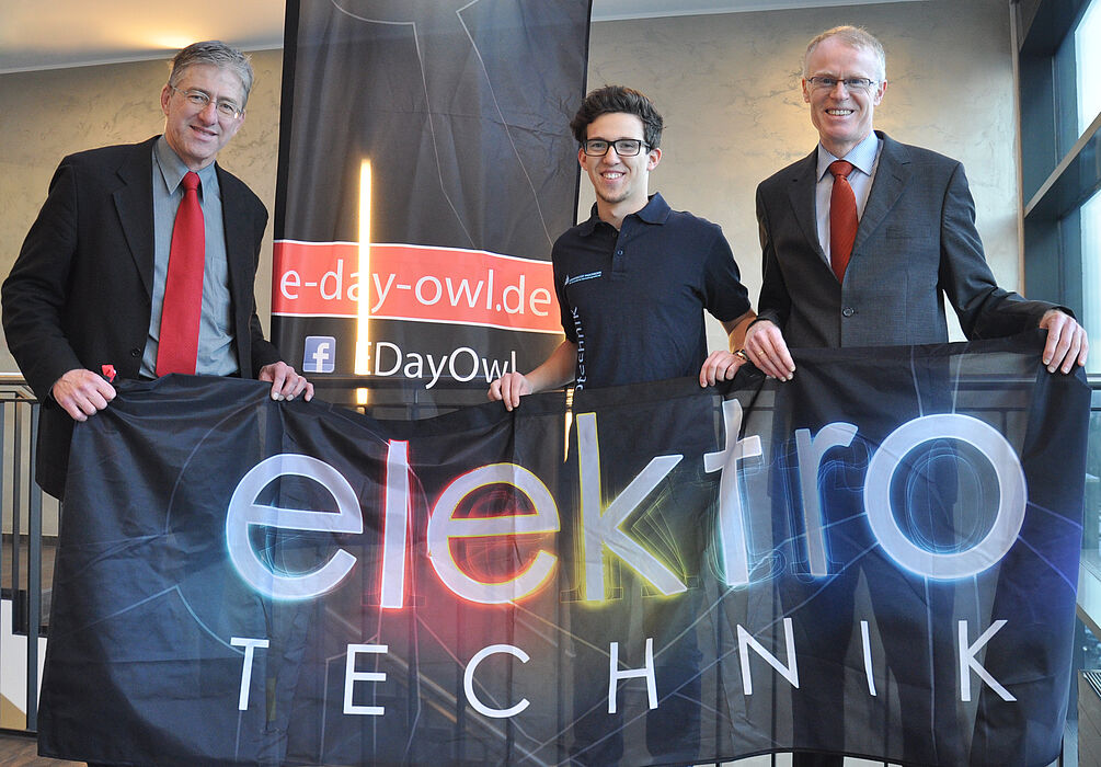 Foto (Universität Paderborn, Nadija Pejic): Prof. Dr.-Ing. Joachim Böcker (Dekan), Jannik Reinhold (Studienberatung) und Prof. Dr.-Ing. Reinhold Häb-Umbach (Prodekan) laden zum E-DAy 2013 ein.