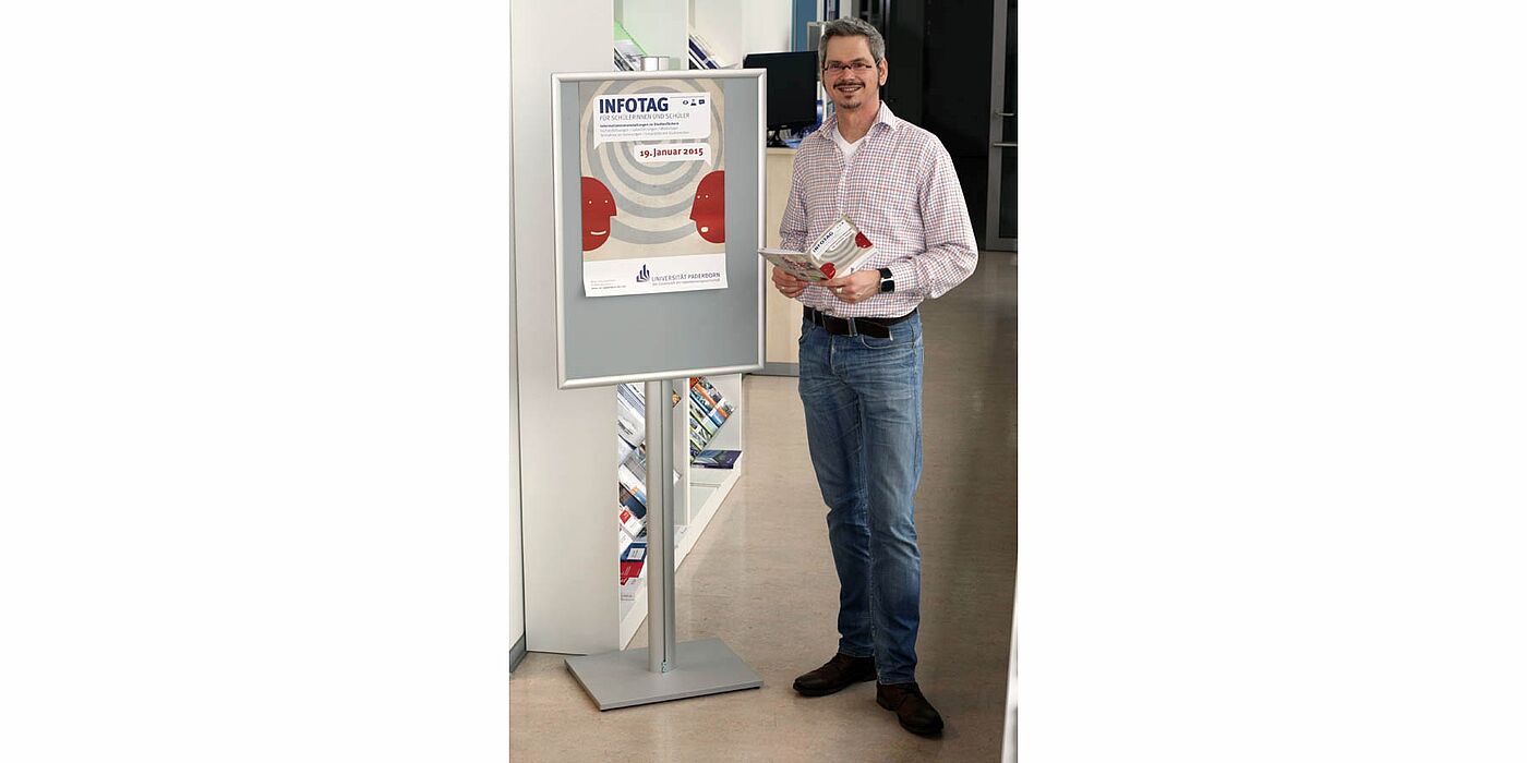 Foto (Universität Paderborn, Cinderella Schröder): Jörn Sickelmann, stellv. Leiter der Zentralen Studienberatung, mit dem aktuellen Programmheft.