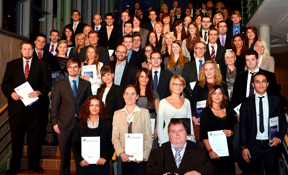 Foto (Universität Paderborn): Gruppe 1 der Absolventinnen und Absolventen am Tag der Wirtschaftswissenschaften 2011.