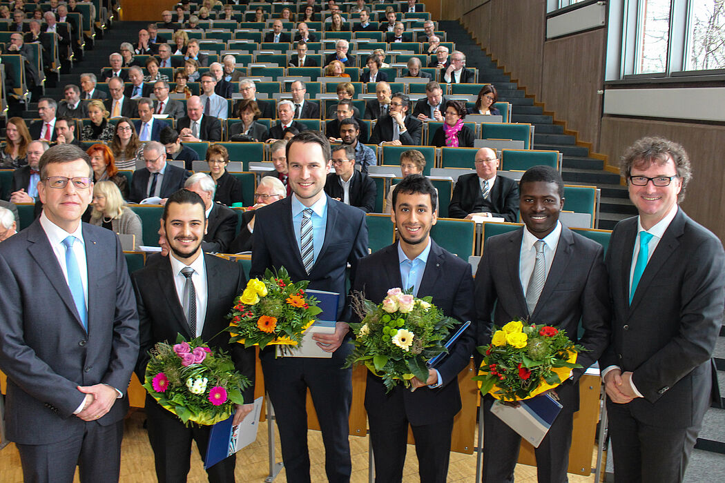 Foto (Universität Paderborn, Johannes Pauly): (v. l.) Dr. Andreas Siebe, der Preisträger der Universitätsgesellschaft für ausländische Studierende Uğur Tanriverdi, die Preisträger der Universitätsgesellschaft für herausragende Abschlussarbeiten J