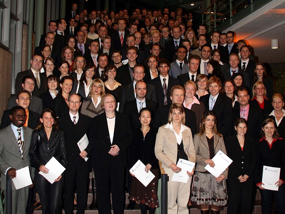 Foto (Daniel Jäger): Graduierte und Promovierte der Fakultät für Wirtschaftswissenschaften nahmen ihre Urkunden am 17.11.2007 in Empfang.