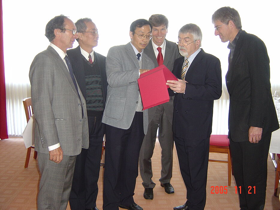 Foto (v.li.): Unterzeichneten einen Kooperationsvertrag zwischen der Universität Paderborn und der Beihang-Universität für Luftfahrt und Raumfahrt in Beijing: Prof. Dr. Horst Grotstollen, Prof. Dr. Li Xingshan, Prof. Dr. Jiao Zongxia, Rektor Prof. Dr. 
