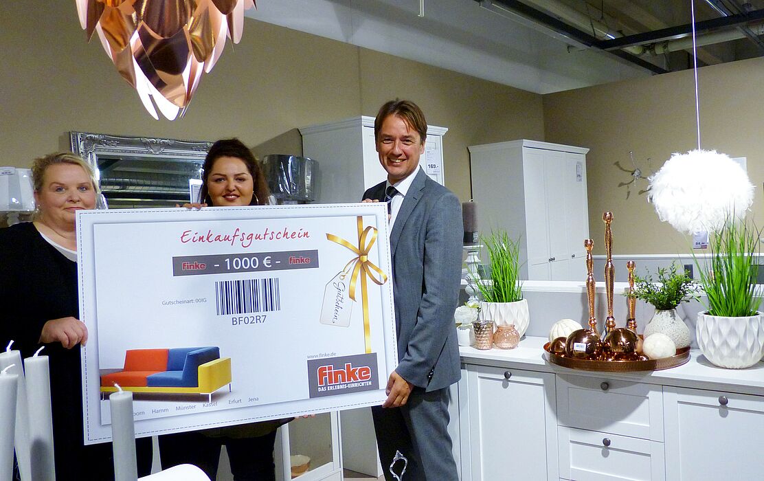 Foto (Universität Paderborn, Markus Lauert): Gewinnübergabe des ersten Platzes: (v. l. n. r.) Petra Bulut, Vanessa Bulut und Dr. Rudolf Christa.