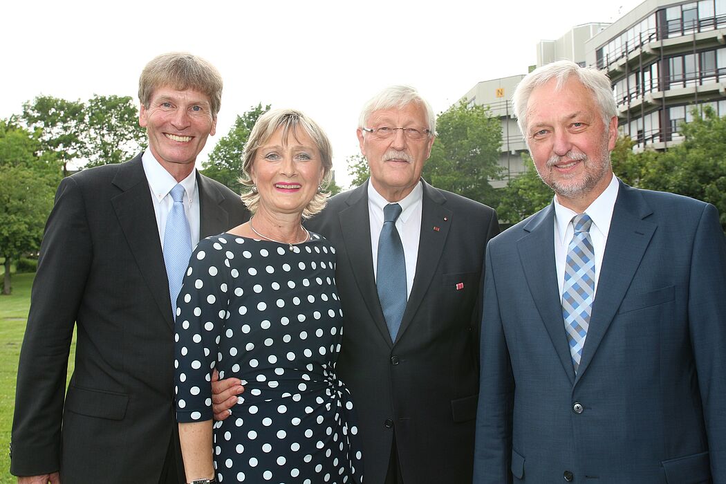 Foto (Universität Paderborn, Vanessa Dreibrodt): Alt-Bürgermeister Heinz Paus (2. v. r.), hier gemeinsam mit seiner Frau, ist nun Ehrenbürger der Universität Paderborn. Laudator Prof. Dr. Nikolaus Risch (links) und Uni-Präsident Prof. Dr. Wilhelm Sch