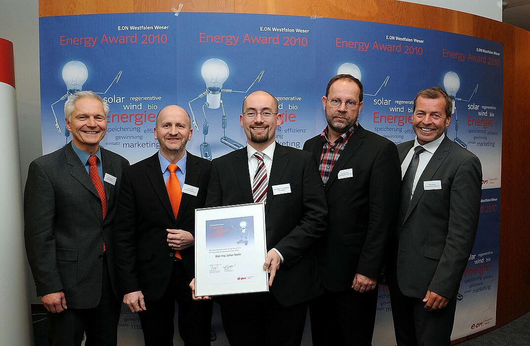 Foto (E.ON Westfalen Weser): E.ON Westfalen Weser Preisverleihung Energy Award 2010: (v.l.) Martin Pantke, stellvertr. Bürgermeister von Paderborn, Dr. Dirk Prior, Universität Paderborn, Julian Saele, Energy Award Gewinner 2010,  Henning Probst, Vorstan