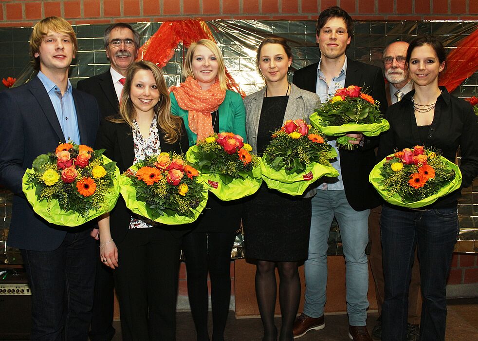 Foto: Ehrende und Geehrte (v. l.): Bernd Nowotzin, Hans Laven, Kristin Henkelmann, Corinna Petermeier, Kathrin Hahne, Rouven Meierjohann, Prof. Dr. Michael Weiß und Katrin Hollendung.