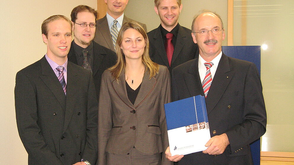 Foto: (v.l.) Thomas Sillekens, Christian Frankenberg, Remco van der Velden, Jana Schäffer, Matthias Meier und Joachim Ohse (Vorsitzender Unternehmensgruppe OWL)