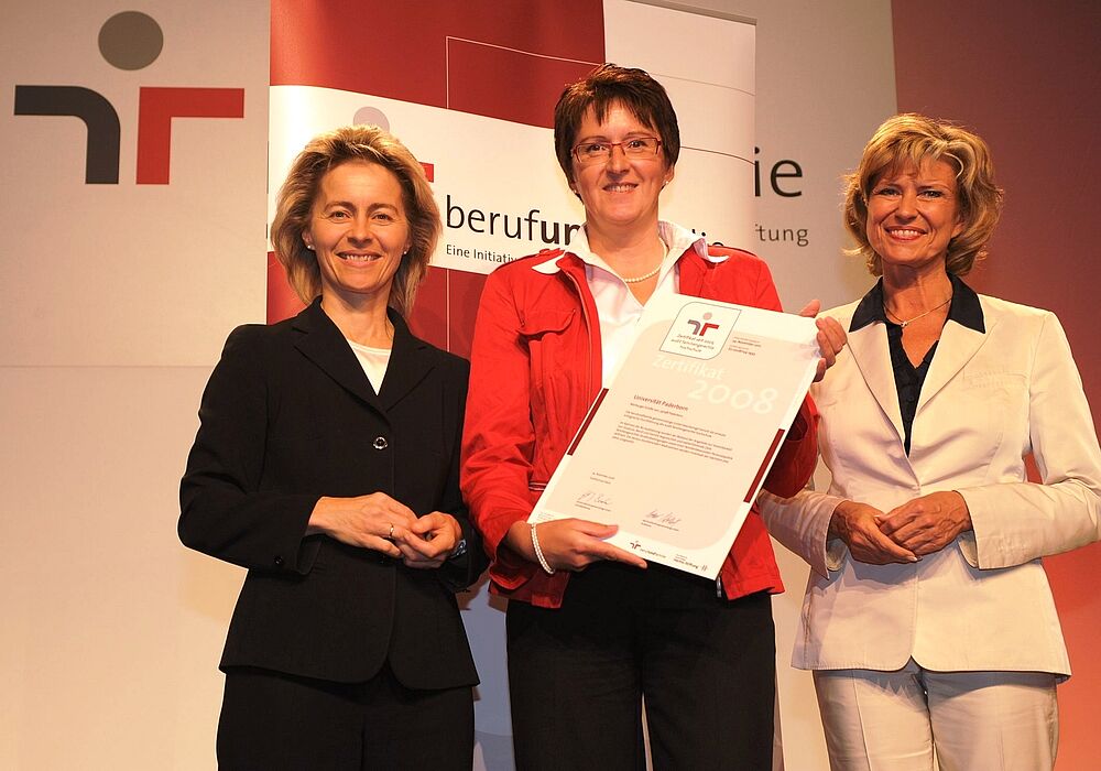 Foto: Zum zweiten Mal wurde das Zertifikat „audit familiengerechte hochschule der berufundfamilie gGmbH“ an die Universität Paderborn verliehen. Links Ursula von der Leyen, Bundesministerin für Familie, Senioren, Frauen und Jugend, Dagmar Wöhrl (re